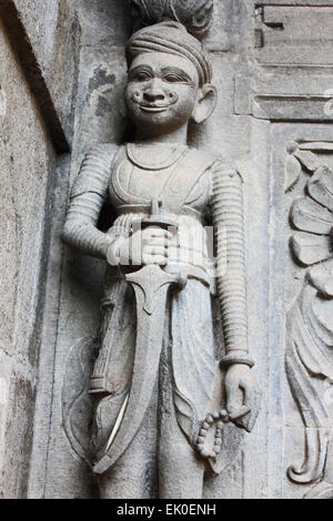 Sculpture sur les murs extérieurs du temple de Shiva. Ahilyabai Holkar fort, Maheswar, Khargone, Madhya Pradesh, Inde Banque D'Images