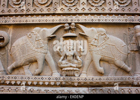 Sculpture sur les murs extérieurs du temple de Shiva. Ahilyabai Holkar fort, Maheswar, Khargone, Madhya Pradesh, Inde Banque D'Images