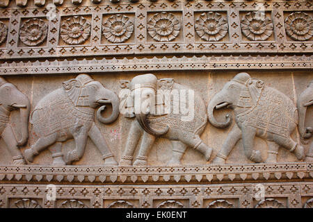 Sculpture sur les murs extérieurs du temple de Shiva. Ahilyabai Holkar fort, Maheswar, Khargone, Madhya Pradesh, Inde Banque D'Images