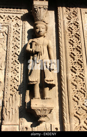 Sculpture sur les murs extérieurs du temple de Shiva. Ahilyabai Holkar fort, Maheswar, Khargone, Madhya Pradesh, Inde Banque D'Images