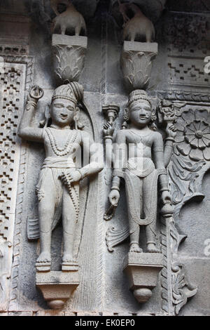 Sculpture sur les murs extérieurs du temple de Shiva. Ahilyabai Holkar fort, Maheswar, Khargone, Madhya Pradesh, Inde Banque D'Images