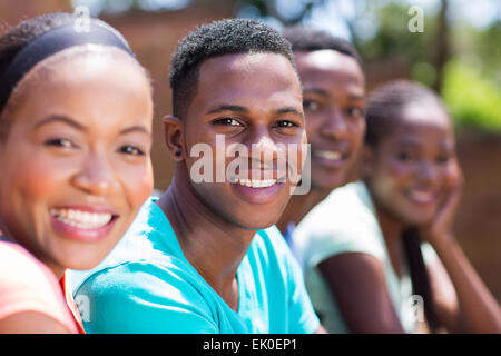 African American college beau garçon assis avec des amis Banque D'Images