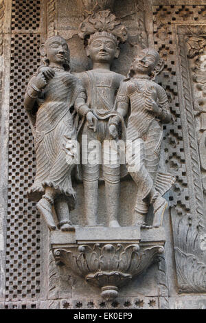 Sculpture sur les murs extérieurs du temple de Shiva. Ahilyabai Holkar fort, Maheswar, Khargone, Madhya Pradesh, Inde Banque D'Images