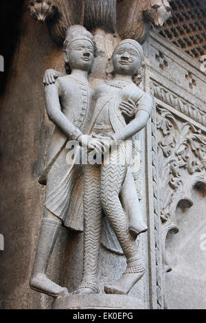 Sculpture sur les murs extérieurs du temple de Shiva. Ahilyabai Holkar fort, Maheswar, Khargone, Madhya Pradesh, Inde Banque D'Images