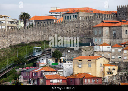 Fernandina vieux mur de ville et le Funiculaire dos Guindais à Porto, Portugal. Banque D'Images