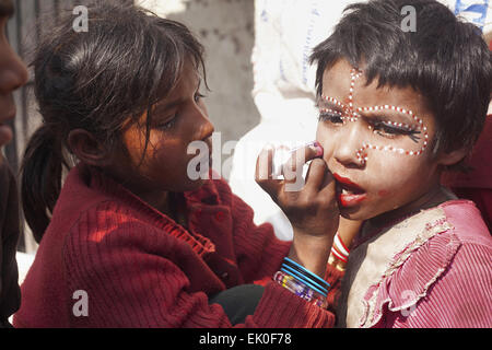 Des artistes de rue de l'enfant, Jammu, le Jammu-et-Cachemire, l'Inde Banque D'Images