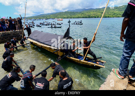 Larantuka, Indonésie. 3 avril 2015. Les gens se préparent à commencer un voyage en mer en apportant une vieille petite boîte en bois qui est cru contenant le corps de bébé Jésus, à la chapelle Tuan Menino à Larantuka, île Flores, Indonésie. Des milliers de personnes, y compris celles d'autres villes et pays, assistent à des cérémonies de la semaine entière pour célébrer la semaine Sainte dans la petite ville de Larantuka, l'une des villes les plus influentes d'Indonésie en termes de traditions catholiques romaines. Banque D'Images