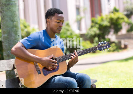 Young African college student playing guitar Banque D'Images