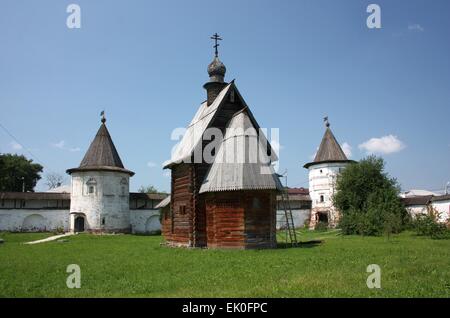 L'église en bois et la tour George dans le monastère de l'Archange Michael. La Russie, région de Vladimir, Yuriev-Polsky Banque D'Images