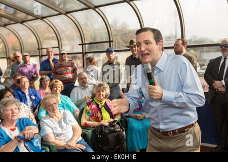 Le sénateur américain Ted Cruz et GOP candidate présidentielle prend la parole lors d'une séance de discussion ouverte avec des partisans dans le célèbre restaurant Beacon Drive-in avant le 3 avril 2015 à Spartanburg, Caroline du Sud. Banque D'Images