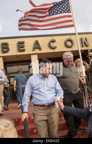 Le sénateur américain Ted Cruz et GOP candidate présidentielle quitte à la suite d'une réunion à l'hôtel de ville célèbre Beacon restaurant Drive-in, le 3 avril 2015 à Spartanburg, Caroline du Sud. Banque D'Images