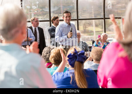 Le sénateur américain Ted Cruz et GOP candidate présidentielle prend la parole lors d'une séance de discussion ouverte avec des partisans dans le célèbre restaurant Beacon Drive-in, le 3 avril 2015 à Spartanburg, Caroline du Sud. Banque D'Images