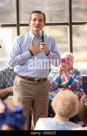 Le sénateur américain Ted Cruz et GOP candidate présidentielle prend la parole lors d'une séance de discussion ouverte avec des partisans dans le célèbre restaurant Beacon Drive-in, le 3 avril 2015 à Spartanburg, Caroline du Sud. Banque D'Images