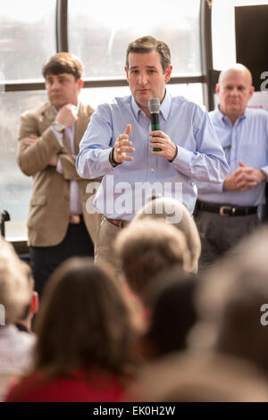 Le sénateur américain Ted Cruz et GOP candidate présidentielle prend la parole lors d'une séance de discussion ouverte avec des partisans dans le célèbre restaurant Beacon Drive-in, le 3 avril 2015 à Spartanburg, Caroline du Sud. Banque D'Images