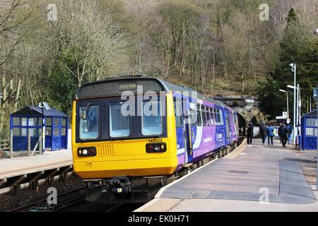 Diesel stimulateur dans le Nord à la gare ferroviaire de Grindleford livrée avec un service de Manchester Piccadilly à Sheffield Banque D'Images