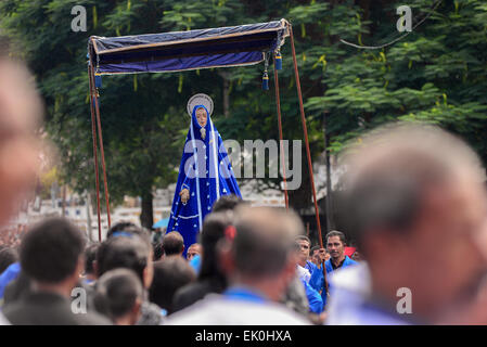 Larantuka, Indonésie. 3 avril, 2015. Mars Personnes pour transporter une vieille Mère Marie statue d'église cathédrale de Larantuka, l'île de Flores, en Indonésie. Des milliers de personnes, y compris ceux d'autres villes et pays, assister à toute une semaine pour célébrer les cérémonies de la Semaine Sainte dans la petite ville de Larantuka, une des villes les plus influentes en Indonésie en termes de tradition catholique romaine. Fortement influencé par les portugais depuis le 16 siècle, les rituels catholiques à Larantuka ont pris de l'acculturation en douceur avec les cultures locales. Banque D'Images