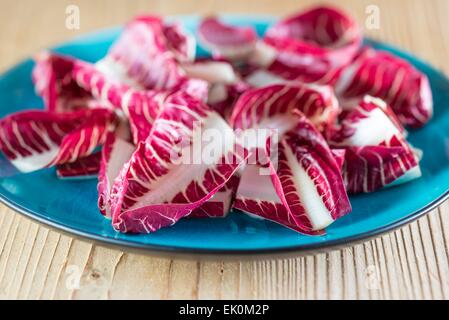 Personne, personne, personne, saine alimentation, produits frais, aliments, aliments et boissons, nature morte, portrait, close-up, gros plan, gros plan, gros plan gros plan, plan, plan rapproché, gros plan, vue rapprochée, la plaque, radicchio Trévise, laitue, salade Banque D'Images