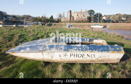 Laugharne Castle près de River Taf et Taf,estuaire. Village souvent des inondations et connu pour inhumation de Dylan Thomas, poète.vieux bateau Banque D'Images