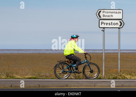 Southport, Merseyside, le 4 avril, 2015. Météo britannique. Activités samedi de Pâques ensoleillée. Banque D'Images