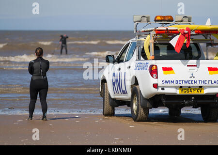 Southport, Merseyside, le 4 avril, 2015. Météo britannique. Les sauveteurs RNLI patrouiller la plage. Banque D'Images