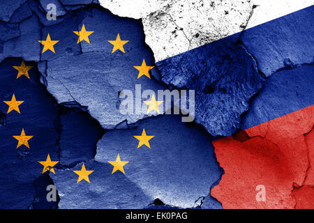 Drapeaux de l'Union européenne et la Russie peint sur mur fissuré Banque D'Images