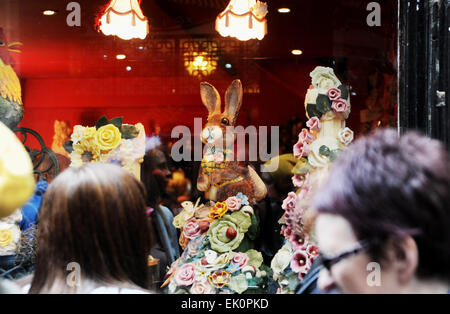 Brighton UK 4th avril 2015 - les amateurs de shopping affluent vers la célèbre boutique Choccywoccydoyah des Lanes Brighton pour voir et acheter sur leurs expositions de Pâques . La boutique a fermé depuis. Les chocolatiers sont devenus célèbres pour leurs conceptions complexes et extravagantes et sont récemment apparus sur un documentaire télévisé Credit: Simon Dack/Alamy Live News Banque D'Images