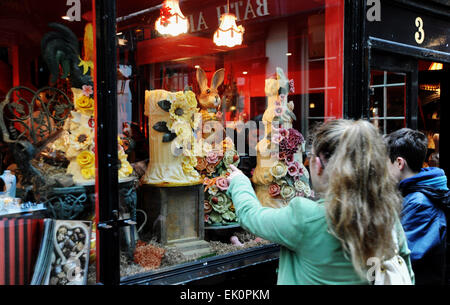 Brighton UK 4 Avril 2015 - Shoppers affluent à la célèbre Choccywoccydoodah shop dans les Lanes Brighton à voir et acheter à partir de leur affiche de Pâques les chocolatiers sont devenus célèbres pour leurs conceptions complexes et extravagante et apparu récemment sur un documentaire de télévision Crédit : Simon Dack/Alamy Live News Banque D'Images