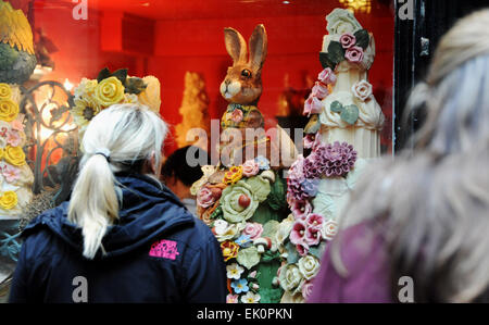 Brighton Royaume-Uni 4 avril 2015 - les acheteurs affluent dans la célèbre boutique Choccywoccydoodah dans les Lanes Brighton pour voir et acheter de leurs présentoirs de Pâques les chocolatiers sont devenus célèbres pour leurs designs complexes et extravagants et sont récemment apparus sur un documentaire télévisé, mais ils ont maintenant fermé leurs portes crédit : Simon Dack/Alamy Live News Banque D'Images