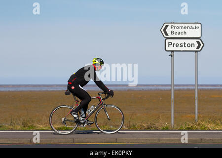 Southport, Merseyside, le 4 avril, 2015. Météo britannique. Activités samedi de Pâques ensoleillée. Banque D'Images