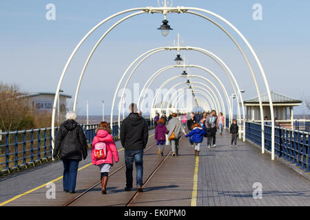 Southport, Merseyside, le 4 avril, 2015. Météo britannique. La foule marche sur la jetée par un beau samedi matin de Pâques ensoleillé. Banque D'Images