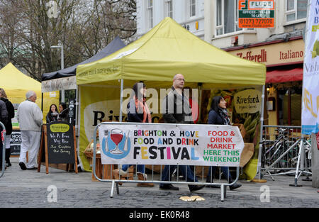 Brighton UK 4 Avril 2015 - Les gens arrivent pour le Brighton and Hove festival Printemps de la nourriture et des boissons qui est sur pour le dernier week-end de Pâques Crédit : Simon Dack/Alamy Live News Banque D'Images