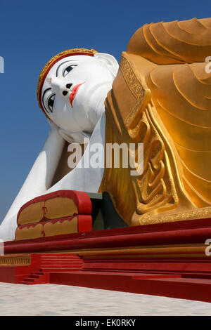 Le bouddha couché à côté de l'Laykyun Sekkya Bouddha Debout près de Monywa au Myanmar (Birmanie). Banque D'Images