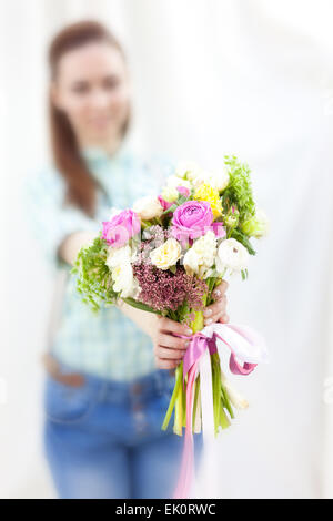 Bouquet de fleurs au hasard dans les mains de fleuriste gros plan Banque D'Images