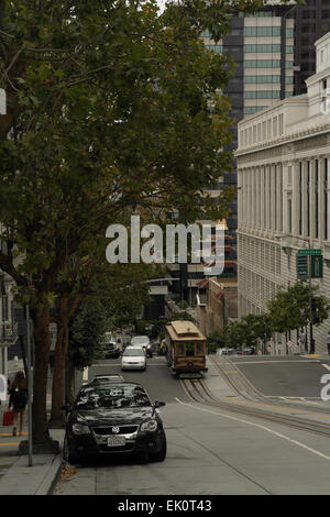 Téléphérique de portrait en ordre décroissant forte pente California Street entre Stockton Street et Grant Avenue, San Francisco, USA Banque D'Images