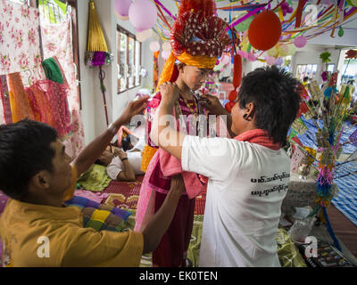 Chiang Mai, Thaïlande. 4ème apr 2015. Les hommes aident un garçon entrer dans son costume de cérémonie pour le Poi Sang Long Festival à Wat Pa Pao à Chiang Mai. Le Poi Sang Long Festival (également appelé Poy Sang Long) est une cérémonie d'ordination de Tai (aussi appelé communément et Shan, s'ils le souhaitez Tai) les garçons dans l'Etat Shan du Myanmar (Birmanie) et dans les collectivités de l'ouest Shan Thaïlande. La plupart des garçons Tai entrer dans le monastère comme moines novices à un moment donné entre 7 et 14 ans. Credit : ZUMA Press, Inc./Alamy Live News Banque D'Images