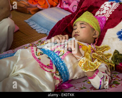 Chiang Mai, Thaïlande. 4ème apr 2015. Un garçon dort dans sa famille, au Wat Pa Pao durant la PVE Sang de Festival. Le Poi Sang Long Festival (également appelé Poy Sang Long) est une cérémonie d'ordination de Tai (aussi appelé communément et Shan, s'ils le souhaitez Tai) les garçons dans l'Etat Shan du Myanmar (Birmanie) et dans les collectivités de l'ouest Shan Thaïlande. La plupart des garçons Tai entrer dans le monastère comme moines novices à un moment donné entre 7 et 14 ans. Credit : ZUMA Press, Inc./Alamy Live News Banque D'Images