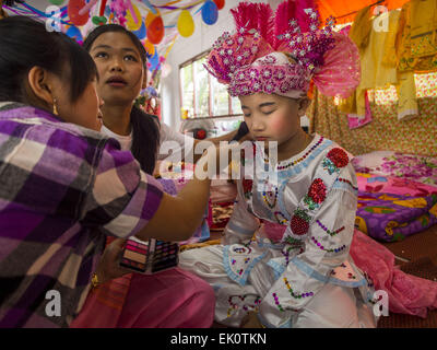 Chiang Mai, Thaïlande. 4ème apr 2015. Aider les membres de la famille un garçon entrer dans son costume de cérémonie pour le Poi Sang Long Festival à Wat Pa Pao à Chiang Mai. Le Poi Sang Long Festival (également appelé Poy Sang Long) est une cérémonie d'ordination de Tai (aussi appelé communément et Shan, s'ils le souhaitez Tai) les garçons dans l'Etat Shan du Myanmar (Birmanie) et dans les collectivités de l'ouest Shan Thaïlande. La plupart des garçons Tai entrer dans le monastère comme moines novices à un moment donné entre 7 et 14 ans. Credit : ZUMA Press, Inc./Alamy Live News Banque D'Images