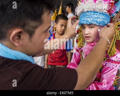 Chiang Mai, Thaïlande. 4ème apr 2015. Un homme aide un garçon entrer dans son costume de cérémonie pour le Poi Sang Long Festival à Wat Pa Pao à Chiang Mai. Le Poi Sang Long Festival (également appelé Poy Sang Long) est une cérémonie d'ordination de Tai (aussi appelé communément et Shan, s'ils le souhaitez Tai) les garçons dans l'Etat Shan du Myanmar (Birmanie) et dans les collectivités de l'ouest Shan Thaïlande. La plupart des garçons Tai entrer dans le monastère comme moines novices à un moment donné entre 7 et 14 ans. Credit : ZUMA Press, Inc./Alamy Live News Banque D'Images