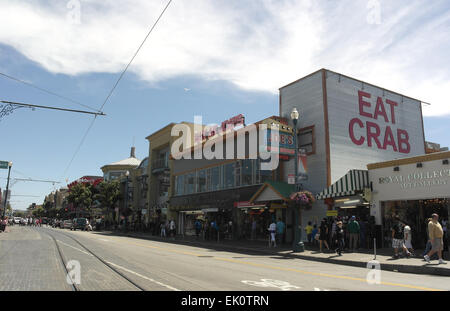 Ciel bleu nuages blancs afficher les personnes, des boutiques de cadeaux, restaurants, Joe's Crab Shack, Jefferson Street, Fisherman's Wharf, San Francisco Banque D'Images