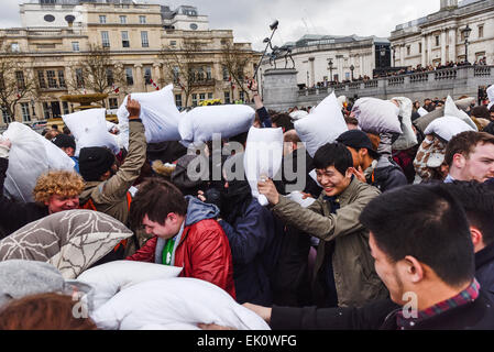 Londres, Royaume-Uni. 4 avril, 2015. À Trafalgar Square, des milliers de combattants de l'autre oreiller battues jusqu'à ce que les plumes ont volé pour la Pillow Fight Day. L'écran de pulvérisation oreiller était spectaculaire avec tous ceux désireux d'afficher leurs prouesses de combat avec des oreillers en plumes et d'oreillers remplis de mousse. Alamy Live News/photographe Crédit : Gordon 1928 Banque D'Images