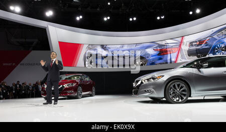 New York, NY - 2 Avril 2015 : Président et directeur général de Nissan Carlos Ghosn présente de nouveaux maxima au New York International Auto Show Banque D'Images