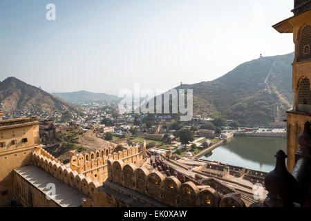 Une vue sur les murs du Fort Amber Palace près de Jaipur, Rajasthan, Inde Banque D'Images