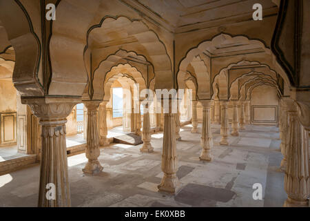 Un espace à colonnades à Fort Amber Palace près de Jaipur, Rajasthan, Inde Banque D'Images