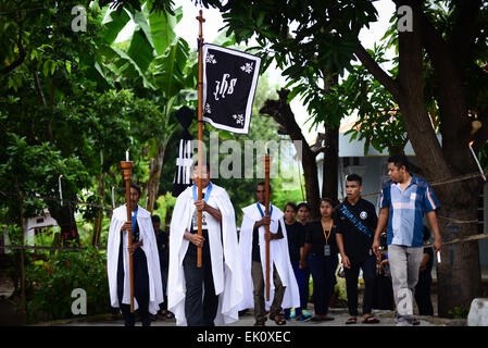 Larantuka, Indonésie. 3 avril 2015. Procession pour apporter une vieille petite boîte en bois contenant la statue de Jésus Crucifixion à Larantuka, Ile Flores, Indonésie. Des milliers de personnes, y compris celles d'autres villes et pays, assistent à des cérémonies de la semaine entière pour célébrer la semaine Sainte dans la petite ville de Larantuka, l'une des villes les plus influentes d'Indonésie en termes de traditions catholiques romaines. Fortement influencés par les Portugais depuis le 16 siècle, les rituels catholiques de Larantuka se sont développés en acculturation douce avec les traditions locales. Banque D'Images