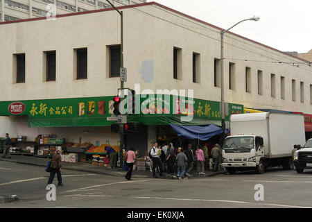 Ciel gris vue de personnes shopping marché soleil aile, toit plat, angle avenue du Pacifique et Stockton Street, Chinatown, Banque D'Images