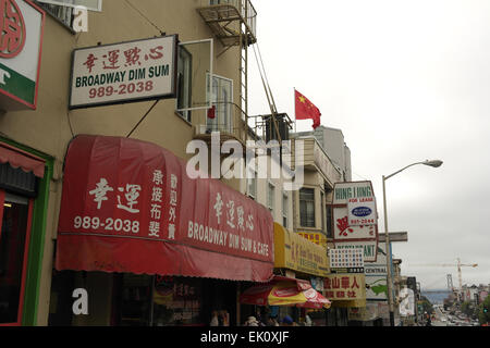 Vue sur le ciel gris 'Broadway' Dim Sum et caractères chinois restaurant signes, rep sur Broadway Street, Chinatown, San Francisco Banque D'Images