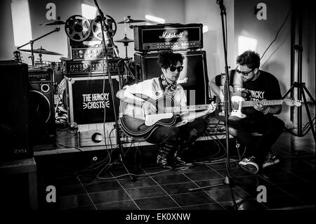 Les Fantômes affamés un Redditch UK band tune up avant de jouer un jeu à la mort ou la gloire Records à Redditch Worcestershire en Angleterre. Banque D'Images