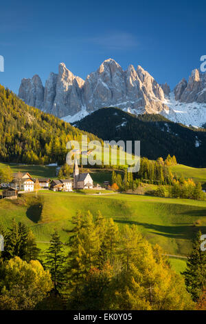 Après-midi d'automne sur le Val di Funes, Santa Maddelena et le Geisler-Spitzen, Dolomites, Trentin-Haut-Adige, Italie Banque D'Images