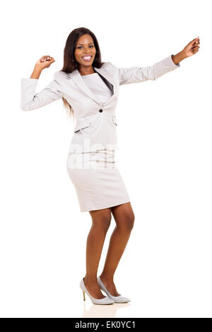 Cheerful young African American Woman dancing isolé sur fond blanc Banque D'Images