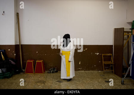 Le 3 avril, 2015 - Barcelona, Barcelone, Espagne - le pénitent du Santísimo Cristo Redentor brotherhood attendre à l'intérieur de l'église Sant Antoni de Llefia à Badalona (Espagne) avant de prendre part à une procession. La procession du Vendredi Saint a lieu dans le district de Llefia à Badalona (Barcelone). Ce quartier est le foyer de la population principalement d'origine Andalouse et à cette époque (Pâques) montre les processions religieuses typiques du sud de l'Espagne. Banque D'Images